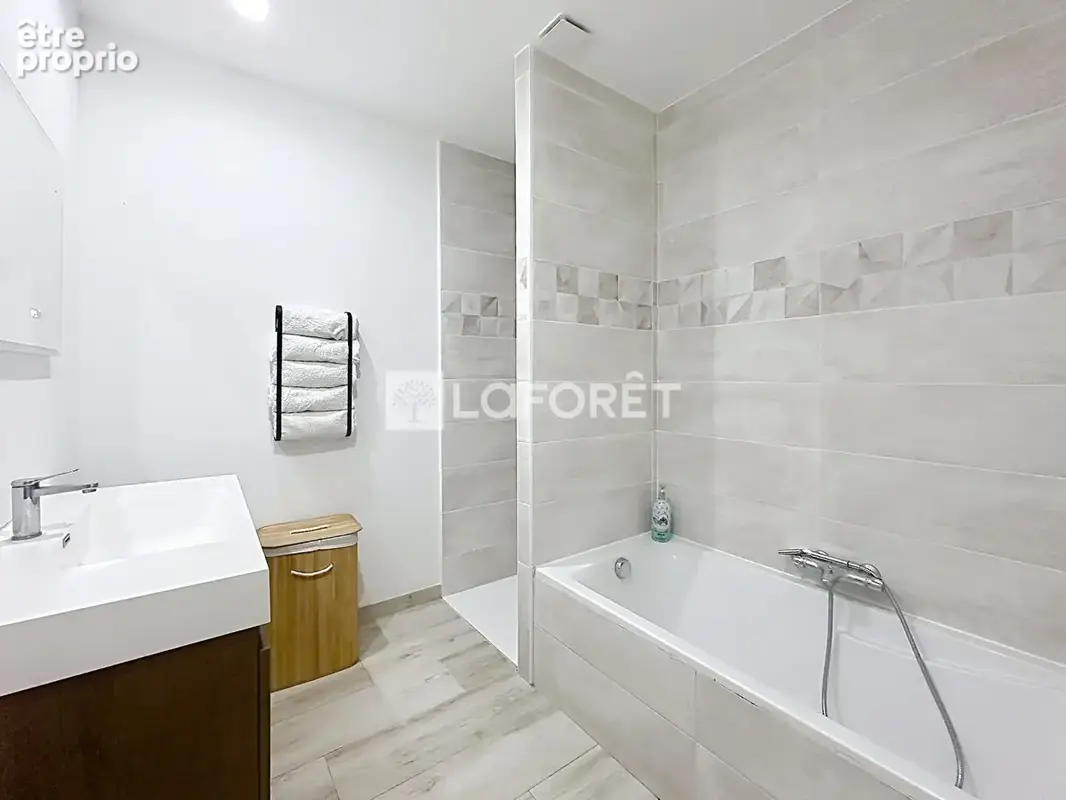 Lunel - Belle villa d'environ 140 m² entièrement rénovée dans un esprit contemporain avec piscine + studio indépendant - photo 12