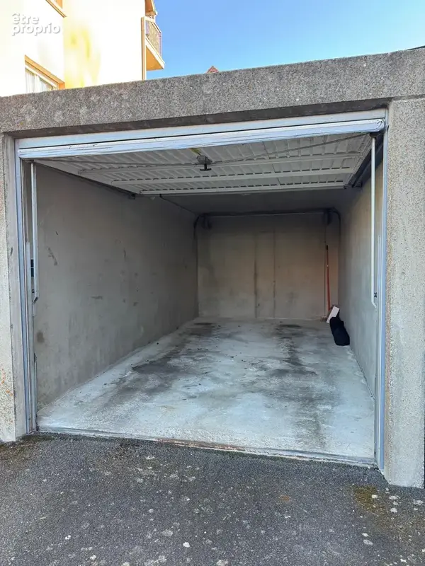 Appartement 2 pièces de 54 m2 avec terrasse, garage, parking et cave. - photo 3