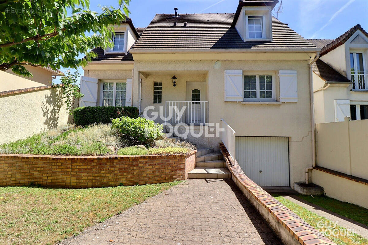 Maison à SAINTE-GENEVIEVE-DES-BOIS