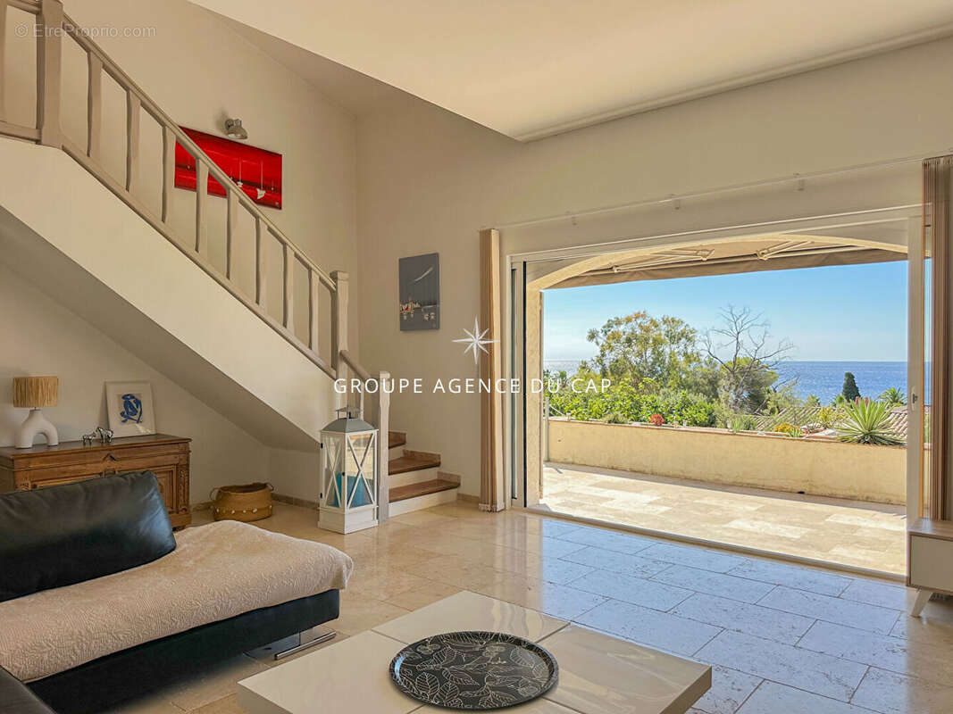 A vendre villa 6 chambres en suite piscine pool house vue mer panoramique sur st-tropez garages et parkings - photo 8