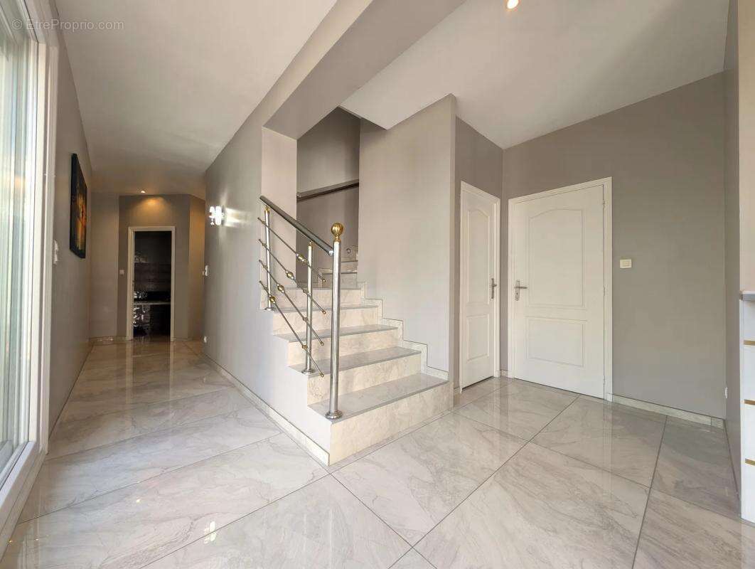 Maison à SAINT-CYR-DE-FAVIERES