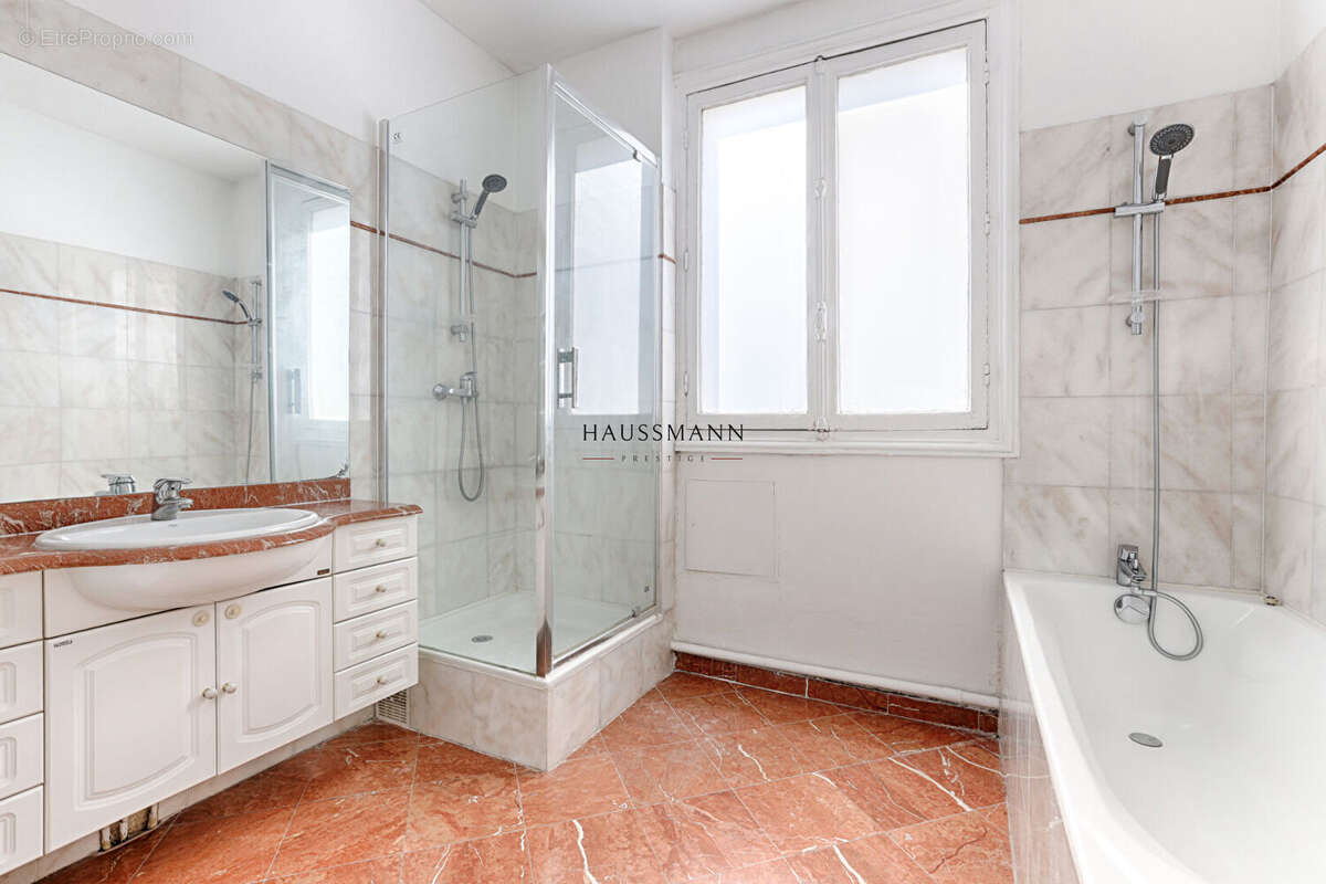 Appartement à PARIS-8E