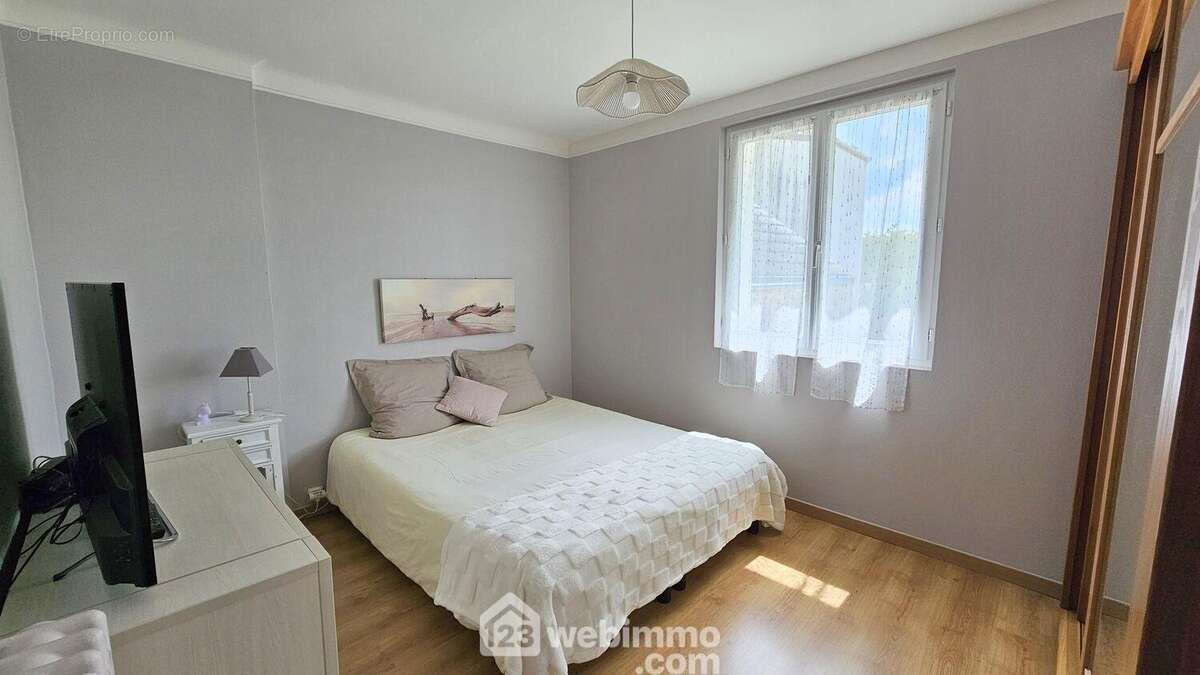 Une seconde chambre de 12 m² toute parquetée. - Maison à MALESHERBES