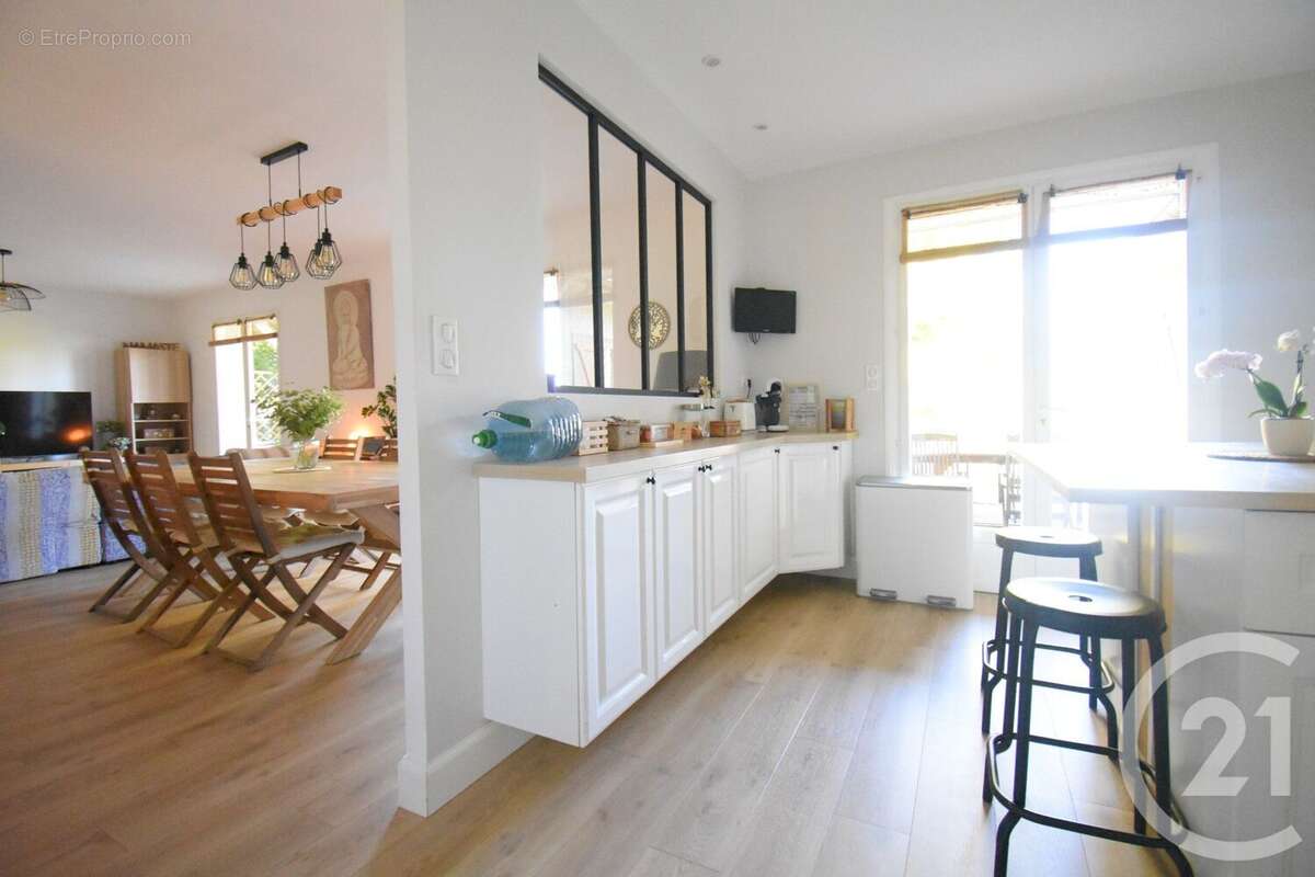 Maison à CREUZIER-LE-VIEUX