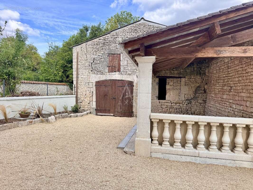 Maison de village rénovée de 130M2 environ avec dépendances et jardin clos  À 20 min d'Angoulême Ouest - photo 3