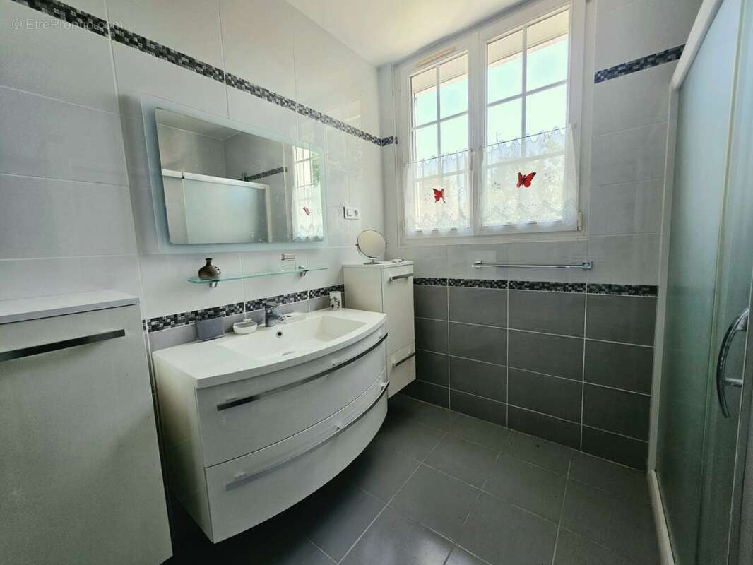 Salle de douches rdc