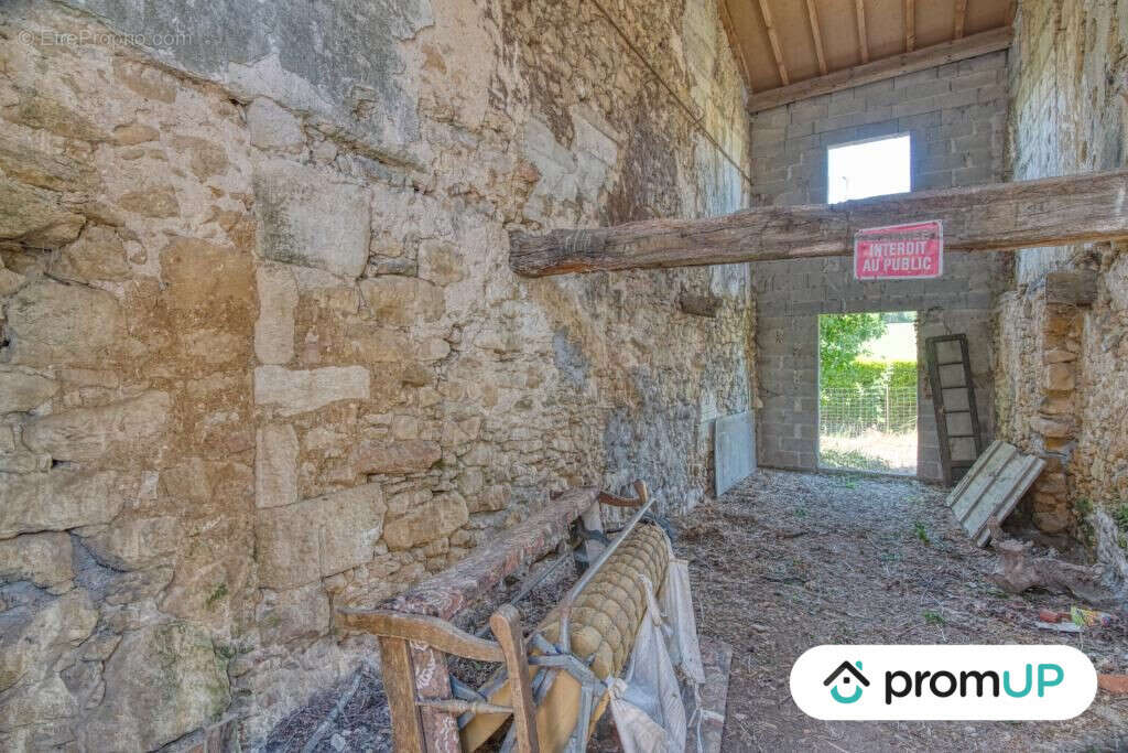 Maison à SAINT-JULIEN-DE-BRIOLA