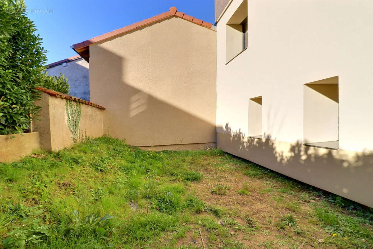 Appartement à LA TOUR-DE-SALVAGNY