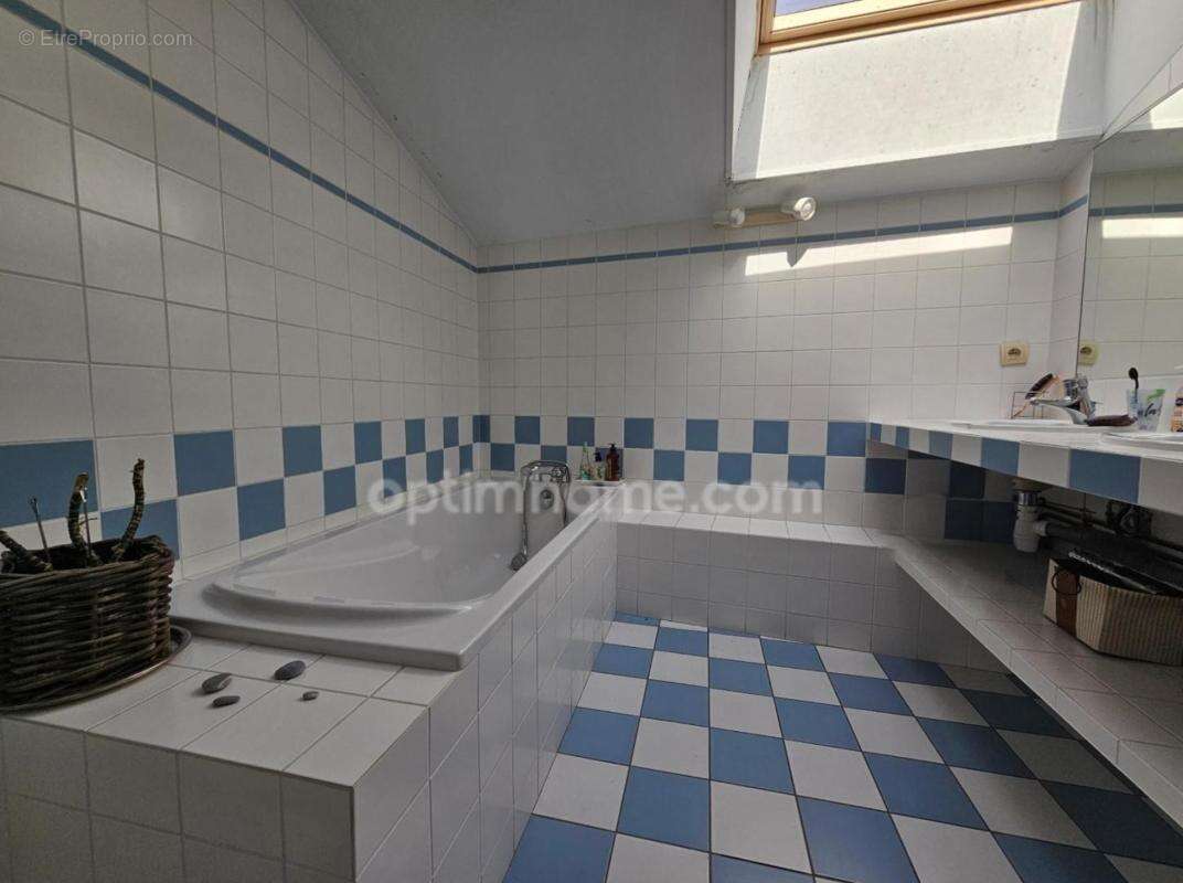 Maison charentaise de 232 m², 6 chambres, un bureau, piscine et un garage de 90 m² - LINARS (16) - photo 17