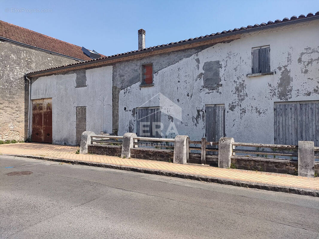 Maison à SAINT-CHRISTOLY-DE-BLAYE