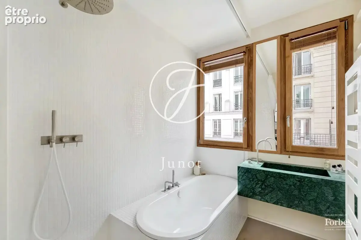Paris 18e - MONTMARTRE / HAUT LEPIC - Appartement comme une maison - 3 pièces - 68,52m² Carrez - Terrasse 15,80m² - Garage/caves - photo 16