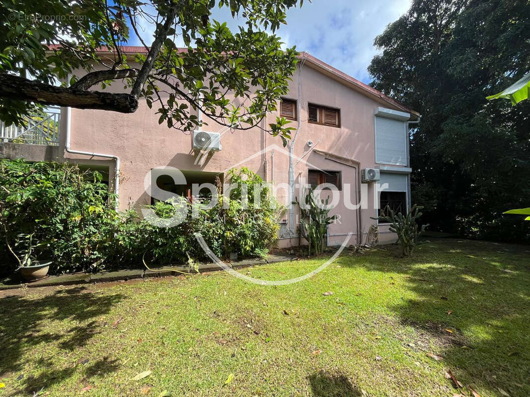 GOURBEYRE, villa T5 avec terrasse , double garage sur un grand terrain - photo 21