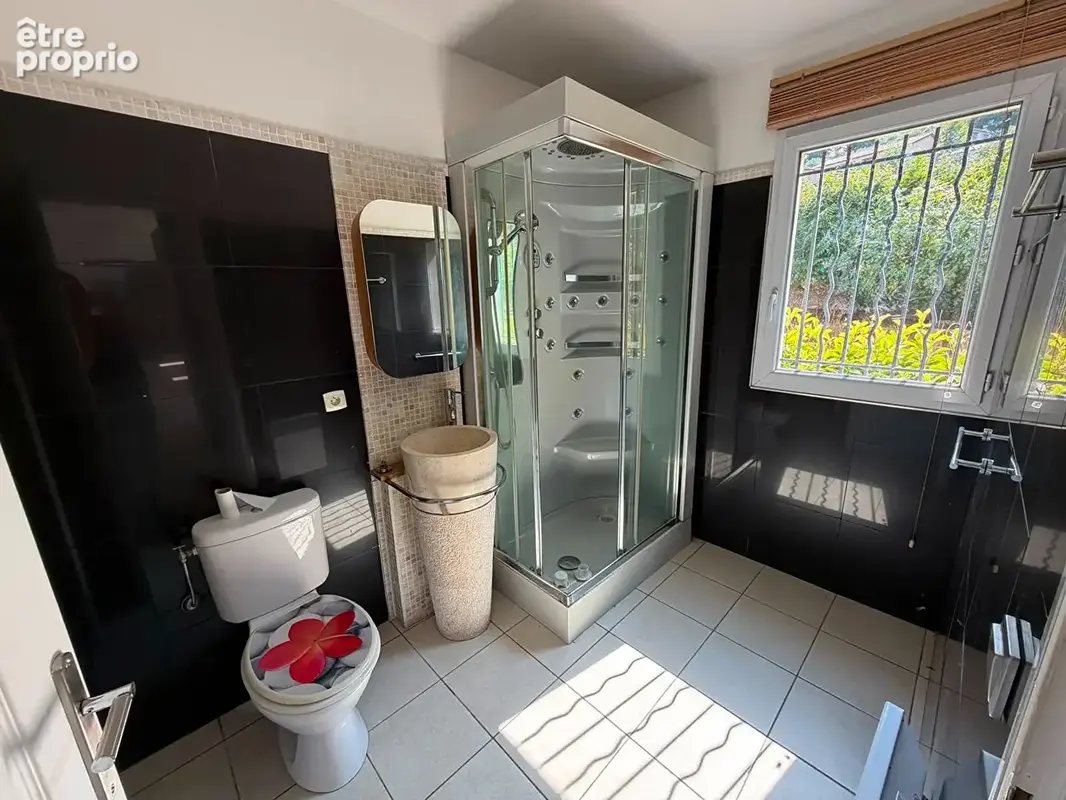 Super Maison  de plain pieds de 128 m2 habitable avec terrain , piscine et parkings - photo 15