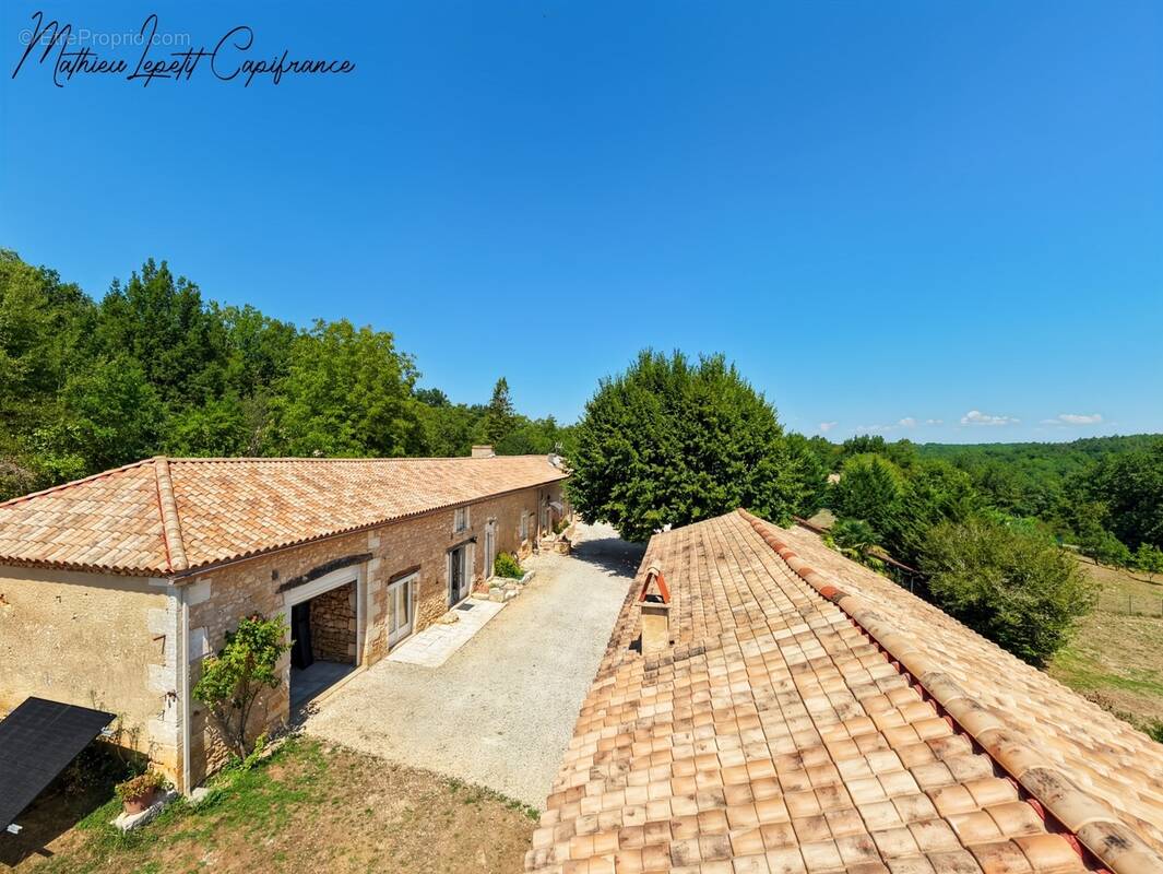 Aux portes de Périgueux – Authentique longère en pierre du XIXᵉ siècle 210 M²- T7 – DPE B – Terrain clos de 1,14 hectare-dépenda - photo 1