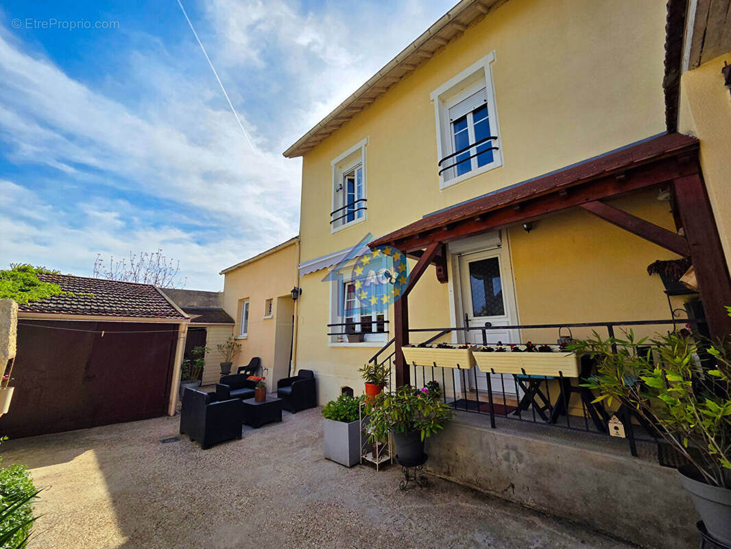 Maison à FOLLAINVILLE-DENNEMONT