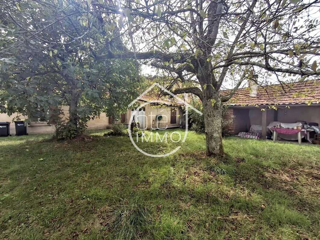 Maison à COURS-DE-PILE