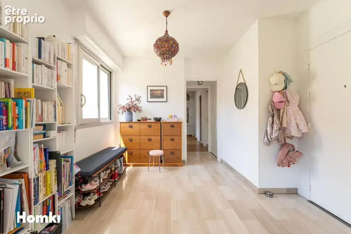 Rare à la vente : Superbe T5 traversant de 130 m² avec terrasse et vue dégagée - photo 12