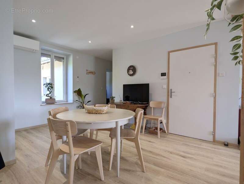 Appartement à COURS-LA-VILLE