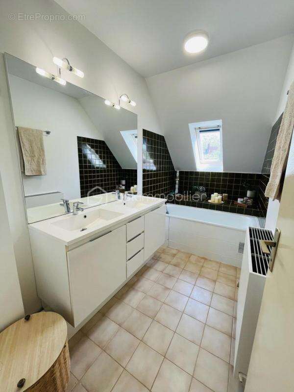 Maison à LES ESSARTS-LE-ROI