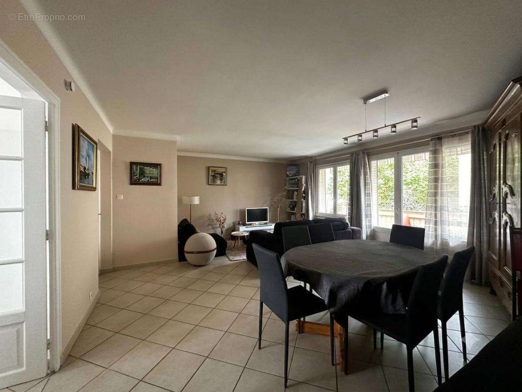 À Vendre en Exclusivité ! ANNECY - Appartement 3 pièces proche du Lac - photo 2