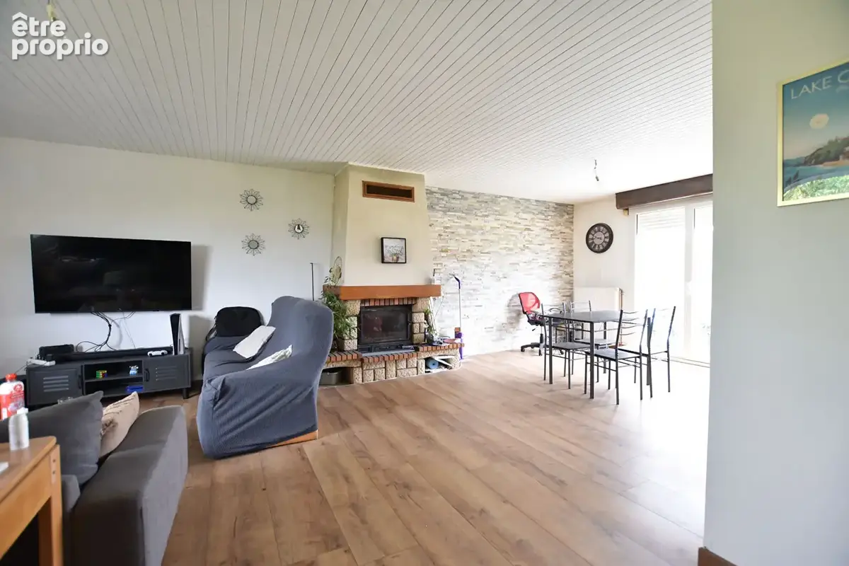 Maison avec dépendances, piscine et 2 hectares de terrain. - photo 3