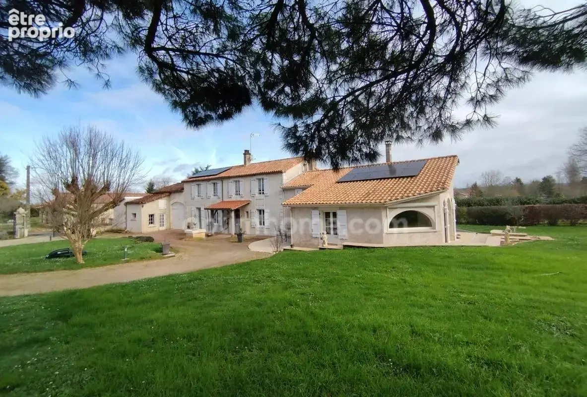 Charente, exceptionnelle ! A 10mn de La Rochefoucauld, maison 206 m², pièce de vie 70 m², grange, terrain clos 3602m² - photo 6