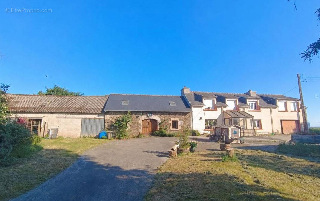 Maison à CHATEAUNEUF-DU-FAOU