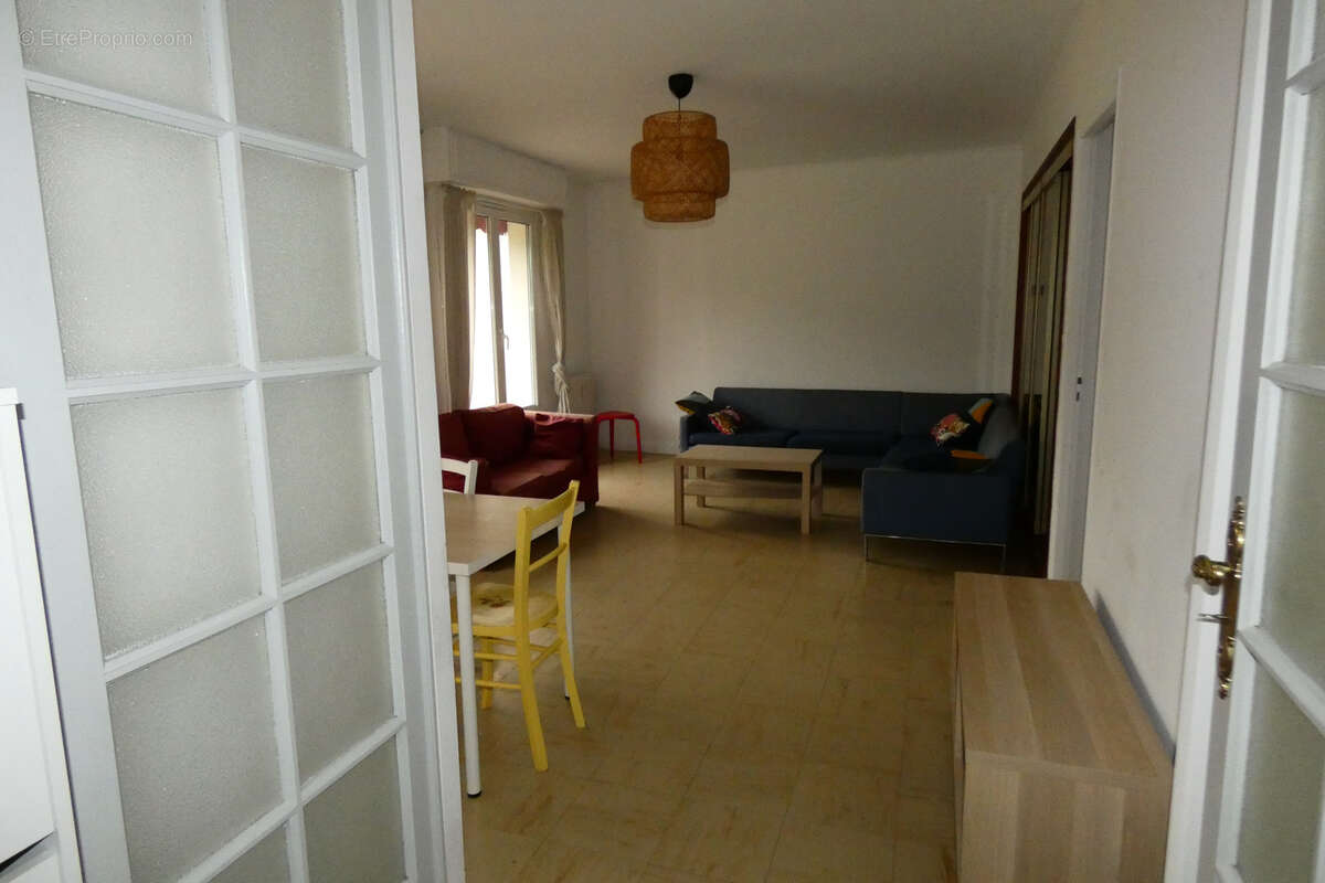 MONTLUCON bel appartement de 80 m2 avec balcon- terrasse , cave et parking privatif - photo 8
