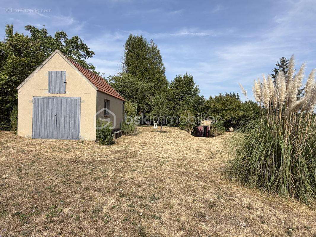 Maison ancienne rénovée composée de ses 4 chambres et de ses multiples dépendances ! - photo 17