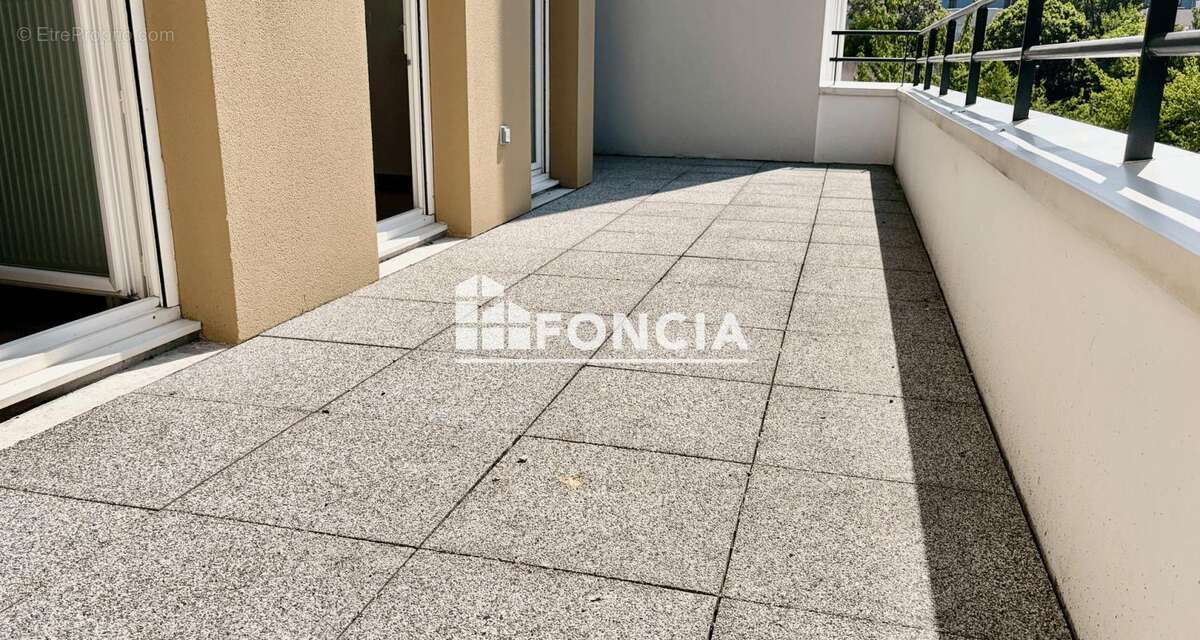 Appartement 2 pièces rénové avec terrasse de 19 m² et parking en sous-sol, dans une résidence sécurisée à 5 min du Tram 13 et pr - photo 4