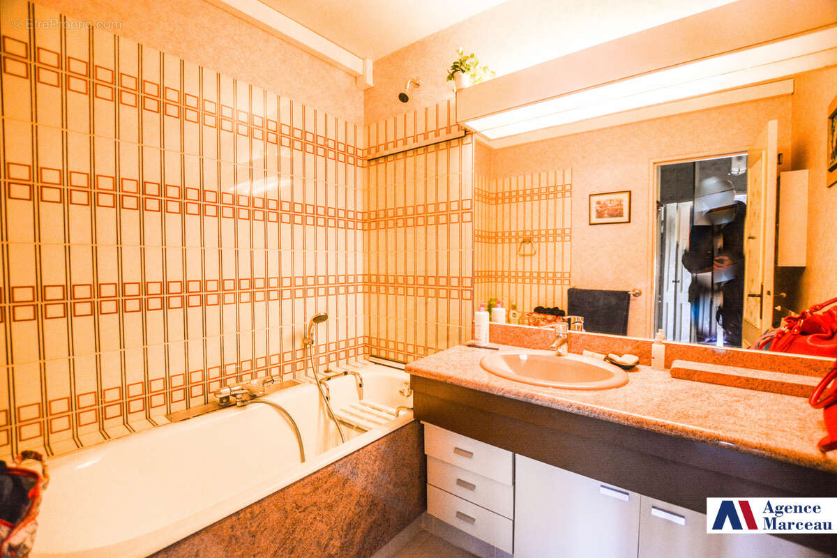 Appartement à COURBEVOIE