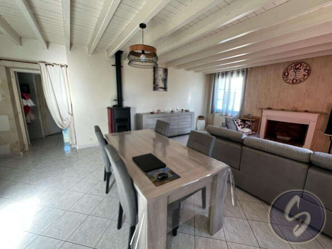 Maison à AZAY-LE-BRULE