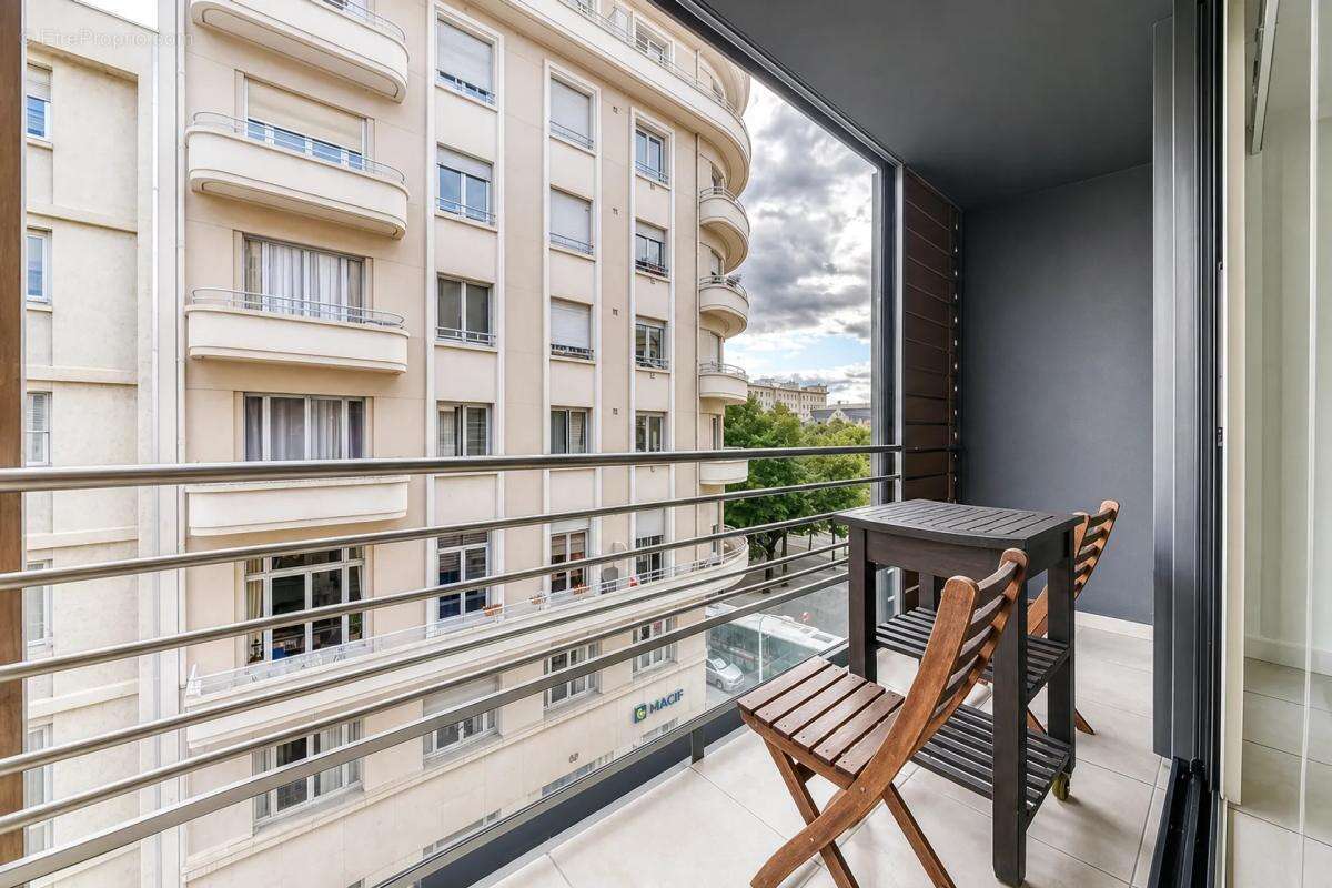 LYON 7 - Place JEAN MACE -Appartement T4 de 89 M2 - - photo 4