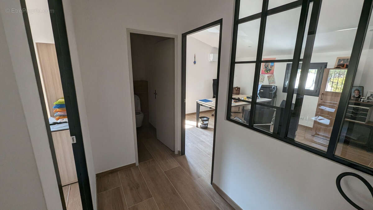 Commerce 240 m² à Le Luc  - photo 4