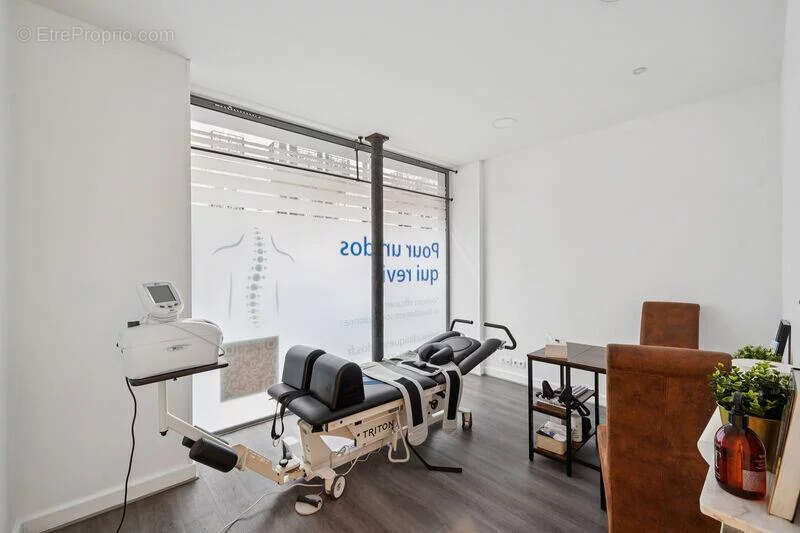 Commerce à PARIS-8E