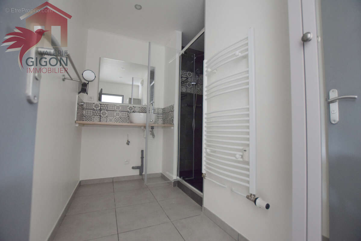 SUPERBE APPARTEMENT F4 lumineux entièrement rénové.... donnant sur balcon avec vue dégagée... - photo 3