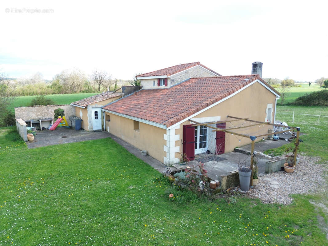Maison à BAIGNES-SAINTE-RADEGONDE