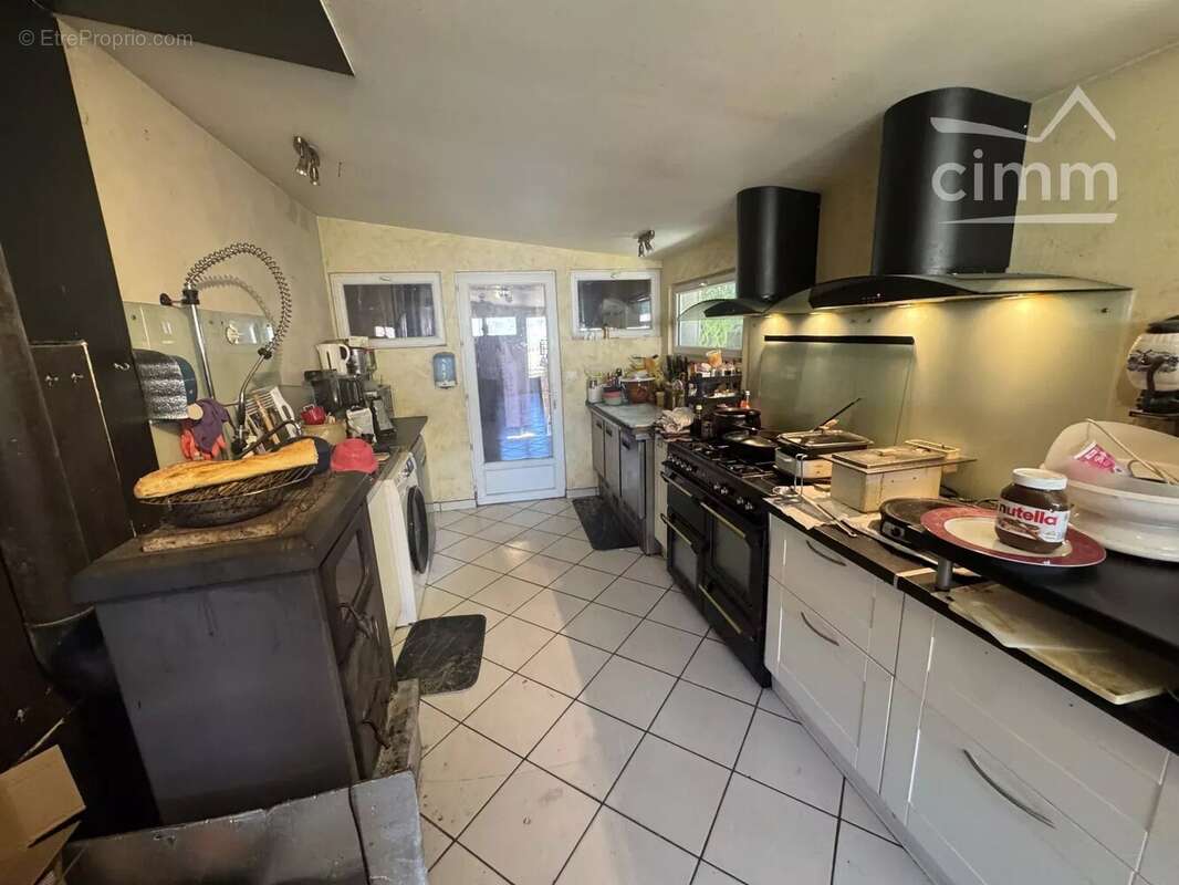 Maison d'habitation avec dépendances et jardin - photo 3