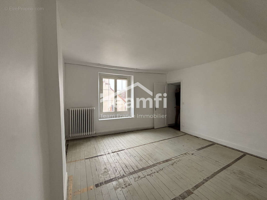 Maison à SAINT-JEAN-DE-LA-RUELLE