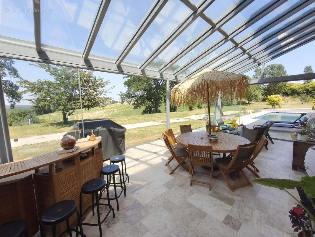 Propriété entièrement rénovée de 323 m2 avec piscine et dépendances - photo 7