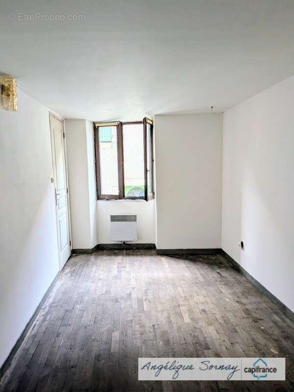  EXCLUSIVITÉ – Maison mitoyenne à fort potentiel de 229 m² sur 3 niveaux avec garage – Sellières - photo 8