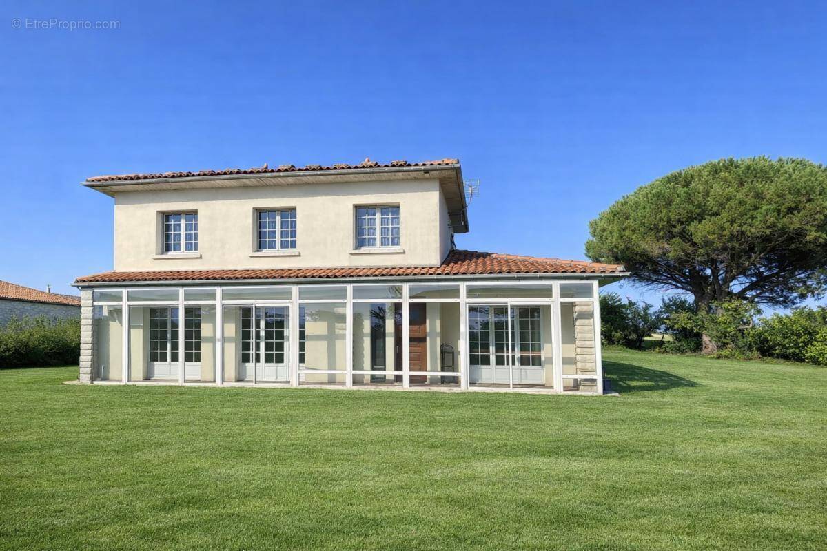 Maison à CHENAC-SAINT-SEURIN-D'UZET