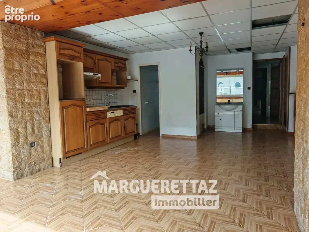 Appartement 2 pièces de 71,6 m² à rénover – 1er étage – Au cœur du village à TANINGES - photo 3