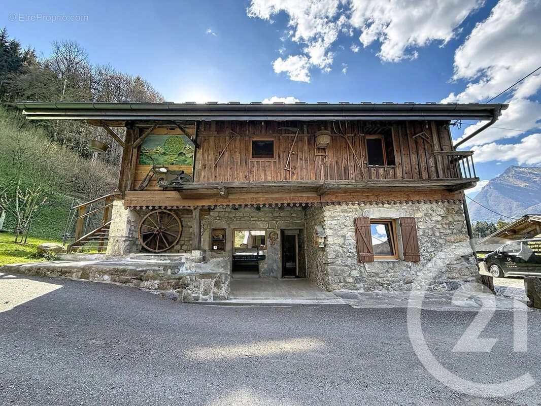 Maison à LA RIVIERE-ENVERSE