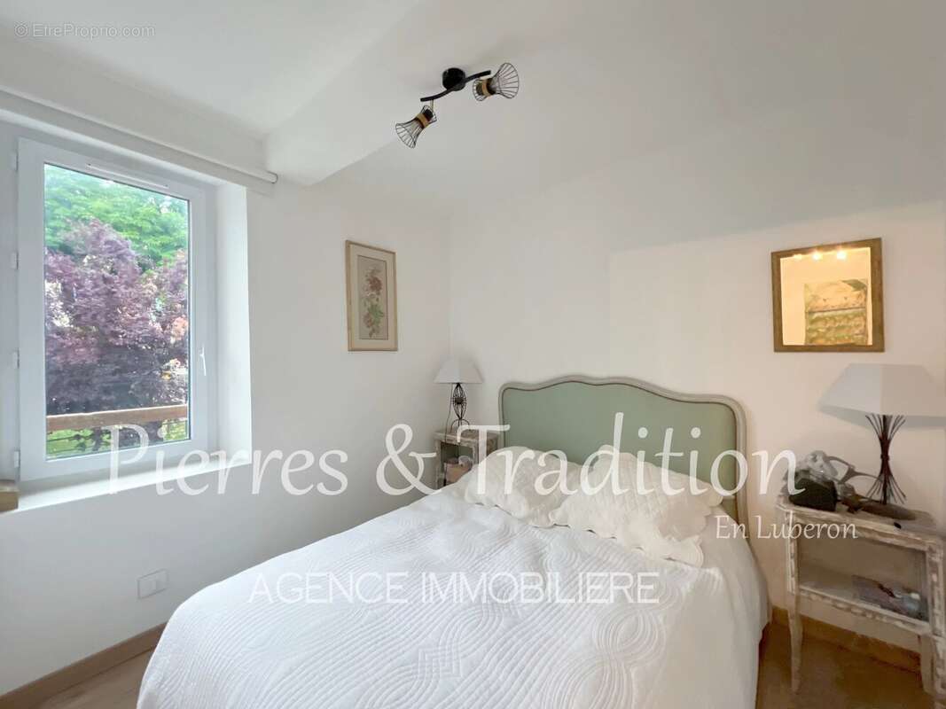 Céreste, immeuble entièrement rénové composé de 3 appartements avec cour et dépendances - photo 7