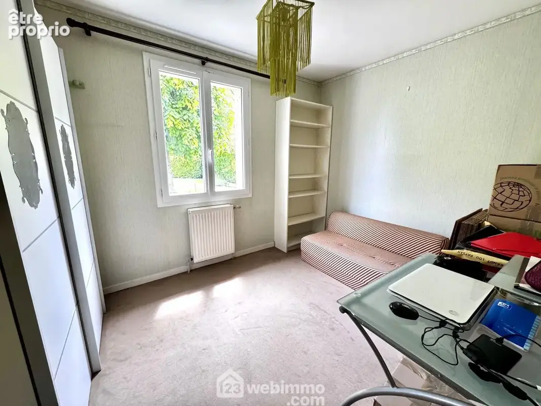 Montons et découvrons la première chambre...