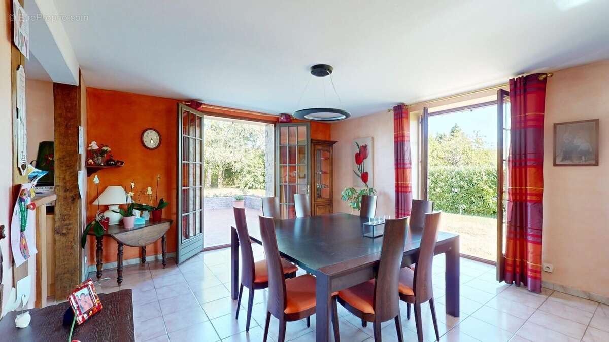 Maison à COURCELLES