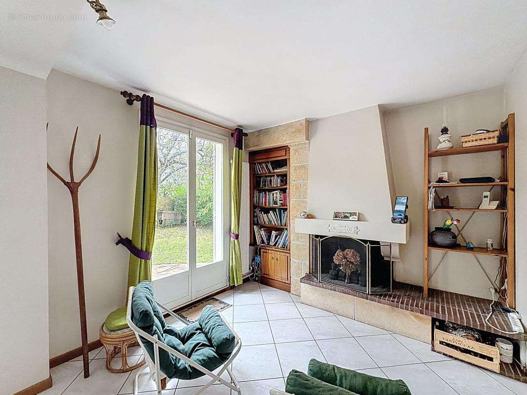 Maison à VOISINS-LE-BRETONNEUX