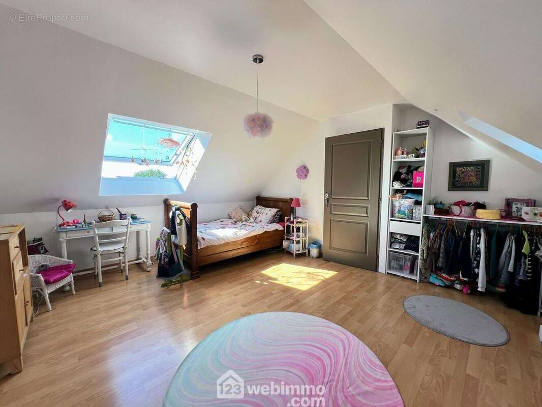 L&#039;étage est composé de trois grandes chambres... - Maison à MONTREUIL-JUIGNE