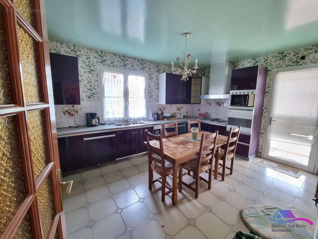 Cuisine aménagée et équipée - Maison à AIGURANDE